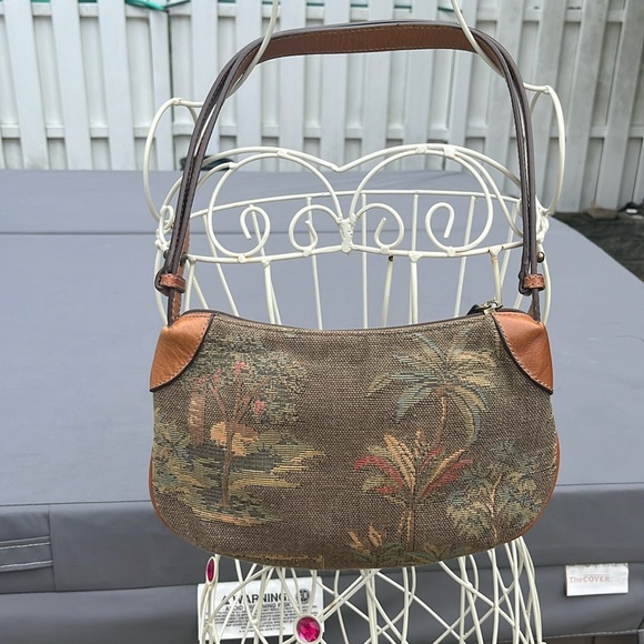 Tommy Bahama gorgeous shoulder Bag would love the straps that are adjustable - Picture 1 of 7